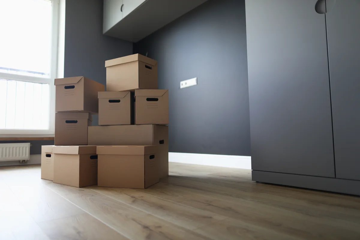 Cartons de déménagement empilés dans une pièce vide