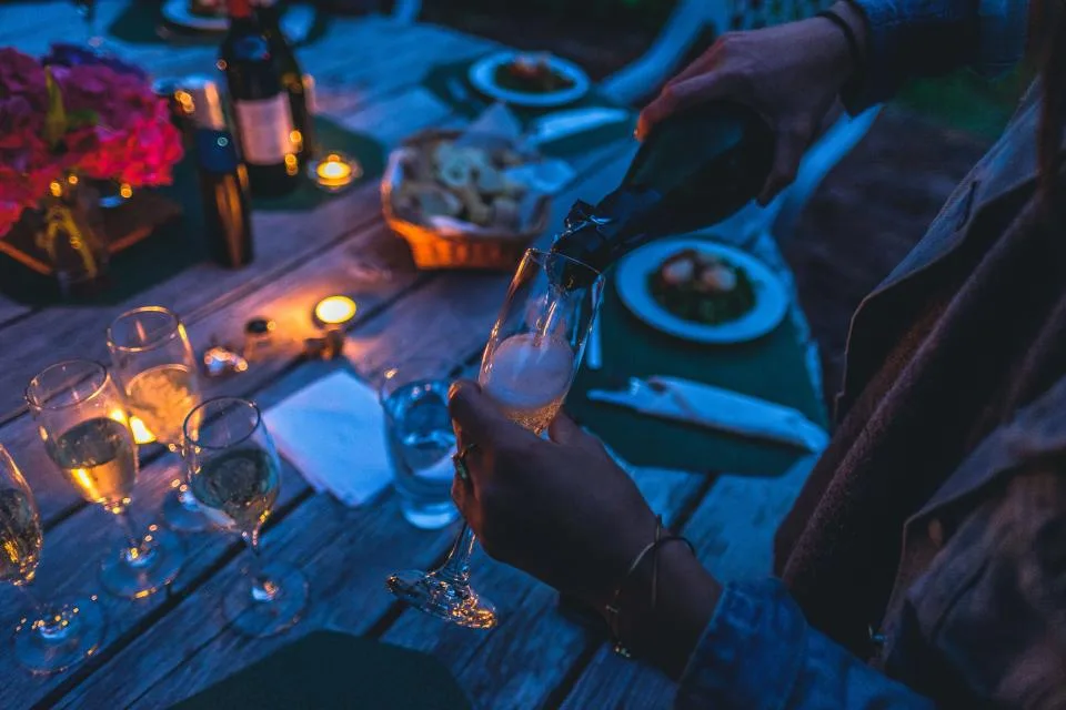 Service du vin à table en soirée, plusieurs verres remplis